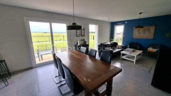 Sur la commune prisée de LA GRAVERIE 
Découvrez cette agréable maison de plain-pied construite en 2019 offrant confort moderne et excellente performance énergétique. 
Belle pièce de vie lumineuse agrémenté d'un poêle à granulés, cuisine aménagée/équipée ouverte. L'espace nuit comprend 4 chambres, salle de bains complète, WC séparé. 
Buanderie et garage attenant. 
Agréable terrain de 506 m2. 
Les atouts :
- situation recherchée
- lotissement très calme 
- construction récente de 2019 sous garantie décennale 
- vie de plain-pied intégrale
- 4 chambres
- cuisine aménagée et équipée
- nombreux rangements
- poêle à granulés
- garage et buanderie
- excellente performance énergétique - DPE : B