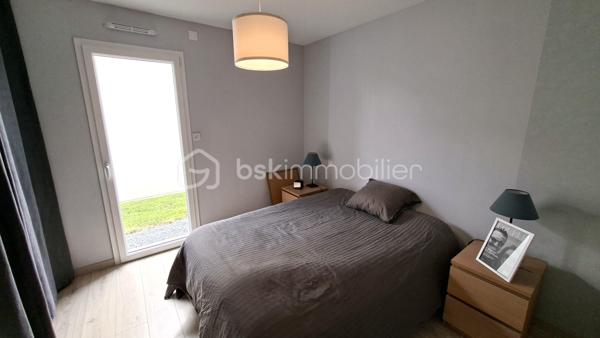 Sur la commune prisée de LA GRAVERIE 
Découvrez cette agréable maison de plain-pied construite en 2019 offrant confort moderne et excellente performance énergétique. 
Belle pièce de vie lumineuse agrémenté d'un poêle à granulés, cuisine aménagée/équipée ouverte. L'espace nuit comprend 4 chambres, salle de bains complète, WC séparé. 
Buanderie et garage attenant. 
Agréable terrain de 506 m2. 
Les atouts :
- situation recherchée
- lotissement très calme 
- construction récente de 2019 sous garantie décennale 
- vie de plain-pied intégrale
- 4 chambres
- cuisine aménagée et équipée
- nombreux rangements
- poêle à granulés
- garage et buanderie
- excellente performance énergétique - DPE : B