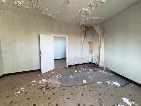 49500 SEGRE EN ANJOU BLEU APPARTEMENT T2 A RENOVER - CENTRE VILLE