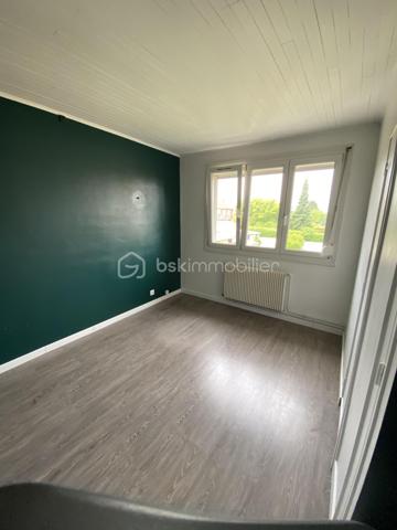 Au cœur de la ville de Lesquin,
 découvrez cette agréable maison familiale offrant de beaux volumes et une situation idéale, à proximité immédiate de toutes les commodités.

Dès l’entrée, le rez-de-chaussée vous séduira par ses espaces fonctionnels et lumineux.
Vous y trouverez un WC indépendant, une belle cuisine d’environ 10 m² ainsi qu’une chaleureuse pièce de vie de 25 m², idéale pour partager des moments en famille. Une véranda vient compléter cet espace et offre un accès direct au jardin ainsi qu’au garage de plus de 28 m².

À l’étage, la maison dispose d’une salle de bain entièrement rénovée, équipée d’une baignoire, ainsi que de trois belles chambres de plus de 10 m² chacune, parfaites pour accueillir une famille.

Côté extérieur, vous profiterez d’un agréable jardin de ville entièrement clôturé, idéal pour les enfants, les animaux ou les moments de détente en extérieur.

La localisation constitue également un véritable atout : les autoroutes et les centres commerciaux tels qu’Auchan et Leroy Merlin sont accessibles en seulement 5 minutes en voiture. Écoles, infrastructures sportives et commodités du quotidien se trouvent également à proximité.

Une maison idéale pour une famille à la recherche de confort, d’espace et d’un emplacement pratique.