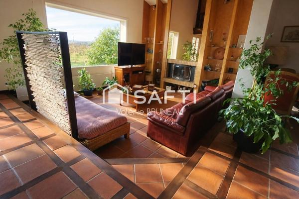 Maison contemporaine avec piscine sur 1,6 hectare – volumes exceptionnels -