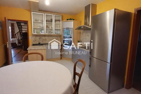 Maison contemporaine avec piscine sur 1,6 hectare – volumes exceptionnels -