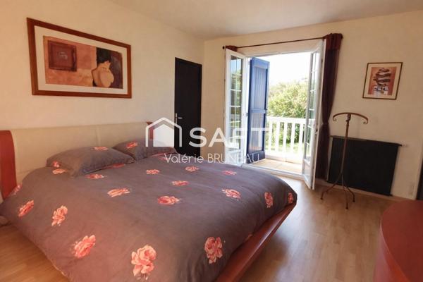 Maison contemporaine avec piscine sur 1,6 hectare – volumes exceptionnels -