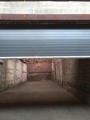 Garage / Box / Hangar de 150 m² à vendre

Votre conseiller immobilier BSK vous propose ce vaste garage, box ou hangar d’une superficie d’environ 150 m², offrant de nombreuses possibilités d’utilisation.

Idéal pour :

Stationnement de plusieurs véhicules ;
Stockage de matériel ou de marchandises ;
Activité artisanale ou espace de dépôt (sous réserve des autorisations nécessaires).
Les atouts du bien

Surface d’environ 150 m² ;
Toiture récemment refaite à neuf ;
Très bon état général ;
Très faible charge de copropriété ;
Situé au sein d’une copropriété bien entretenue ;
Excellent emplacement, facilement accessible.
Ce bien constitue une opportunité rare pour un investisseur, un artisan ou un particulier à la recherche d’un important espace de stockage ou de stationnement.

Pour toute information complémentaire ou pour organiser une visite, n’hésitez pas à me contacter.

Votre conseiller immobilier BSK Immobilier reste à votre disposition.