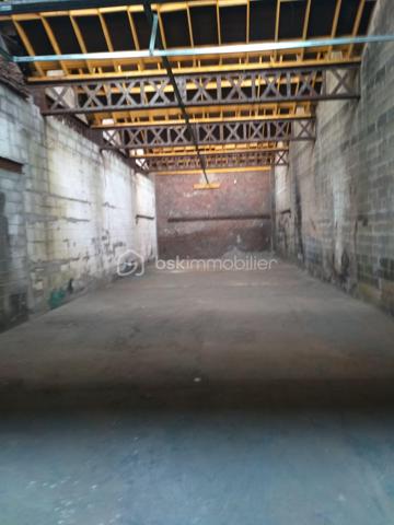 Garage / Box / Hangar de 150 m² à vendre

Votre conseiller immobilier BSK vous propose ce vaste garage, box ou hangar d’une superficie d’environ 150 m², offrant de nombreuses possibilités d’utilisation.

Idéal pour :

Stationnement de plusieurs véhicules ;
Stockage de matériel ou de marchandises ;
Activité artisanale ou espace de dépôt (sous réserve des autorisations nécessaires).
Les atouts du bien

Surface d’environ 150 m² ;
Toiture récemment refaite à neuf ;
Très bon état général ;
Très faible charge de copropriété ;
Situé au sein d’une copropriété bien entretenue ;
Excellent emplacement, facilement accessible.
Ce bien constitue une opportunité rare pour un investisseur, un artisan ou un particulier à la recherche d’un important espace de stockage ou de stationnement.

Pour toute information complémentaire ou pour organiser une visite, n’hésitez pas à me contacter.

Votre conseiller immobilier BSK Immobilier reste à votre disposition.