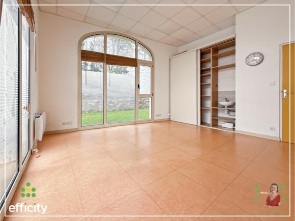 Bureau
         3 pièces
        - 50 m²
