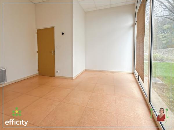 Bureau
         3 pièces
        - 50 m²