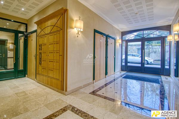 Versailles Chantiers Appartement 4 pièces 82 m² situé au 1er étage avec ascenseur, cave et parking double en enfilade en sous sol €650 000 ** - Référence 25815