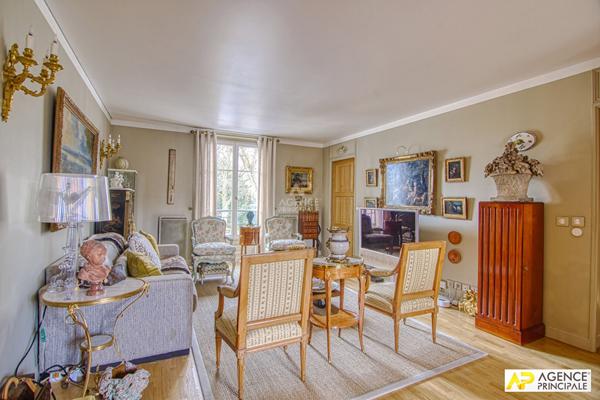 Versailles Chantiers Appartement 4 pièces 82 m² situé au 1er étage avec ascenseur, cave et parking double en enfilade en sous sol €650 000 ** - Référence 25815