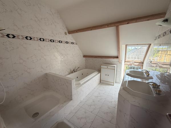 Longère rénovée à Vannes – Maison de caractère avec dépendance, jardin et performance énergétique B