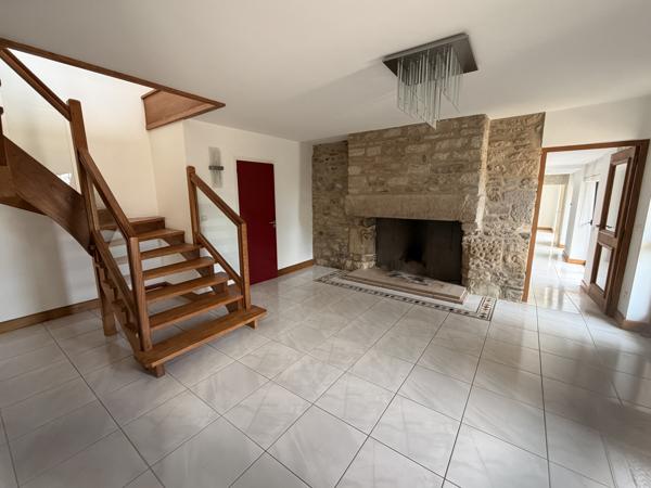 Longère rénovée à Vannes – Maison de caractère avec dépendance, jardin et performance énergétique B