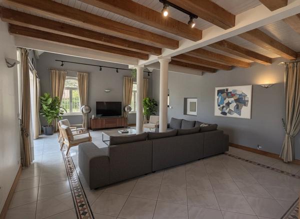 Longère rénovée à Vannes – Maison de caractère avec dépendance, jardin et performance énergétique B