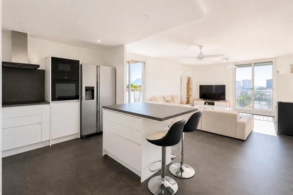 ***VISITE VIRTUELLE DISPONIBLE SUR DEMANDE...LA SEYNE-SUR-MER...LE THERMIDOR II...T3 RÉNOVÉ AVEC VUE BAIE...GARAGE DE 28 M²...LOCATAIRES EN PLACE***