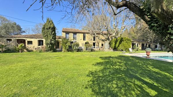 A vendre - Mas de caractère avec piscine - à Grans