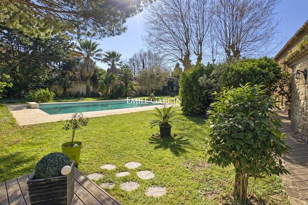 A vendre - Mas de caractère avec piscine - à Grans