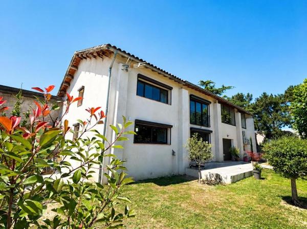 Maison
         6 pièces
        - 210 m² 550 000 € *