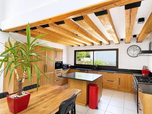 Maison
         6 pièces
        - 210 m² 550 000 € *