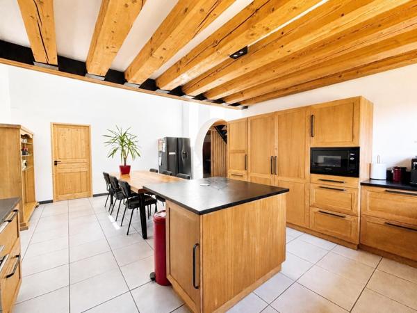 Maison
         6 pièces
        - 210 m² 550 000 € *