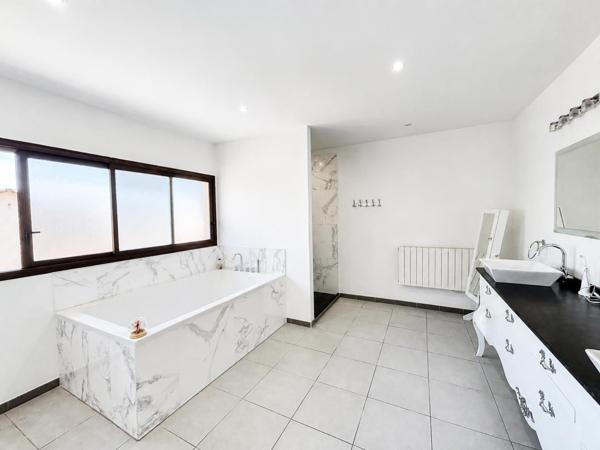 Maison
         6 pièces
        - 210 m² 550 000 € *