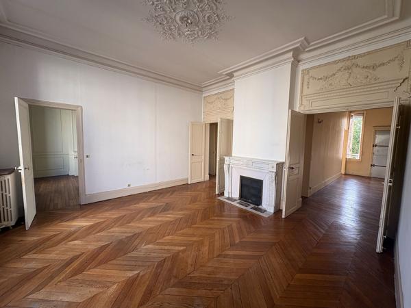Bureaux à louer rue de la République 170 m2