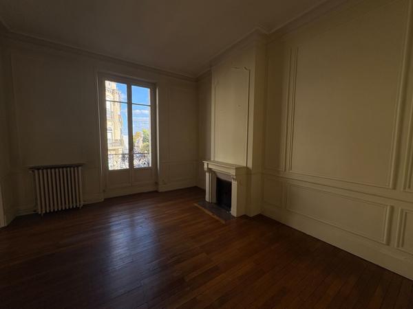 Bureaux à louer rue de la République 170 m2