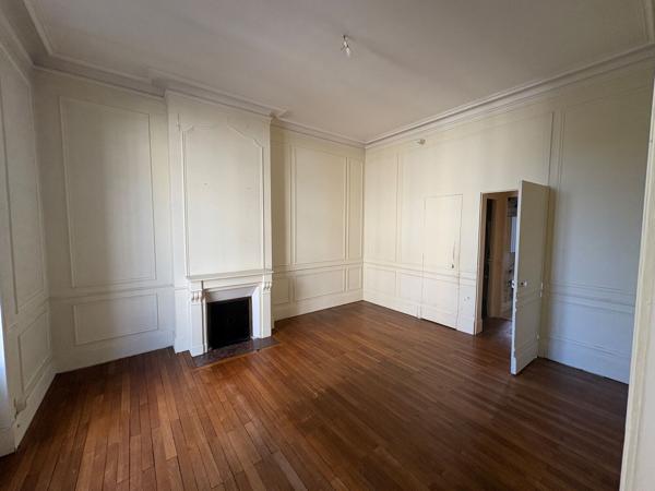 Bureaux à louer rue de la République 170 m2