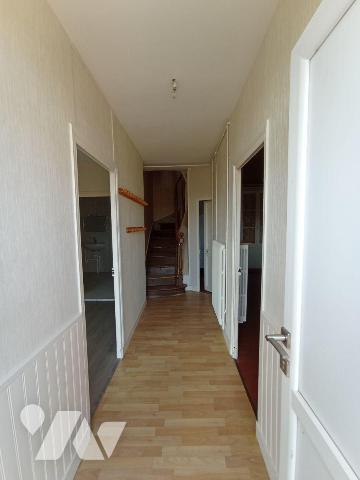 Environnement calme - Maison individuelle en pierres comprenant : 
Au rez-de-chaussée : entrée...