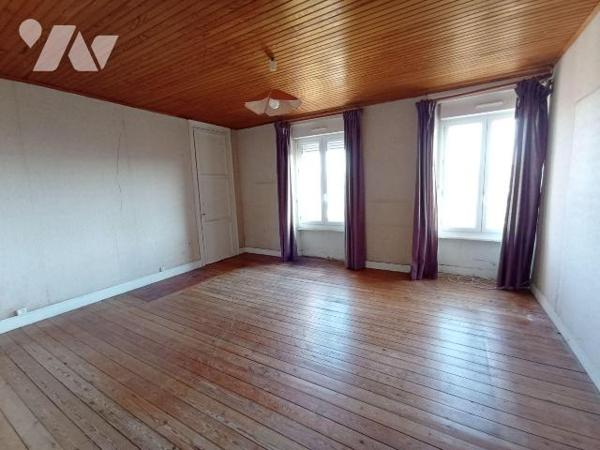 Environnement calme - Maison individuelle en pierres comprenant : 
Au rez-de-chaussée : entrée...