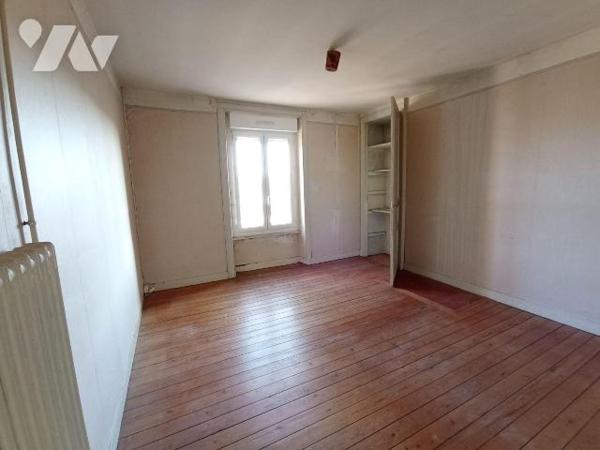 Environnement calme - Maison individuelle en pierres comprenant : 
Au rez-de-chaussée : entrée...