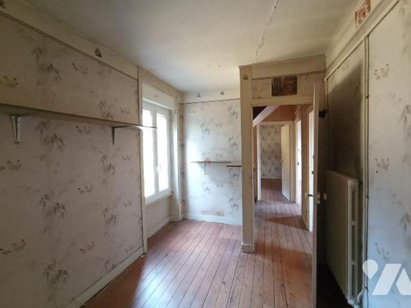 Environnement calme - Maison individuelle en pierres comprenant : 
Au rez-de-chaussée : entrée...