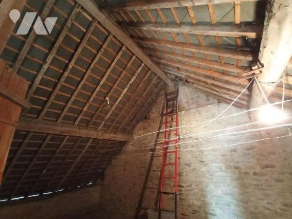 Environnement calme - Maison individuelle en pierres comprenant : 
Au rez-de-chaussée : entrée...