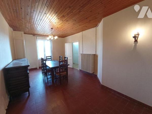 Environnement calme - Maison individuelle en pierres comprenant : 
Au rez-de-chaussée : entrée...