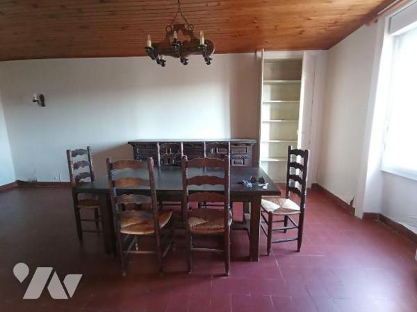 Environnement calme - Maison individuelle en pierres comprenant : 
Au rez-de-chaussée : entrée...