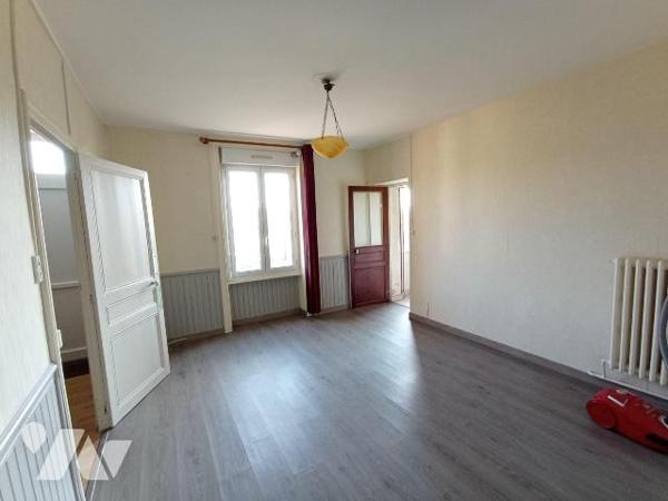 Environnement calme - Maison individuelle en pierres comprenant : 
Au rez-de-chaussée : entrée...