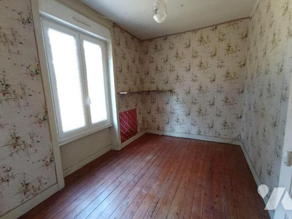 Environnement calme - Maison individuelle en pierres comprenant : 
Au rez-de-chaussée : entrée...