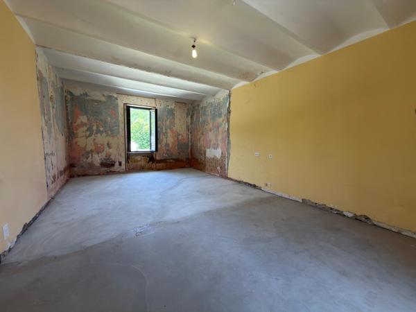 Maison à rénover avec terrain et garage à Bessèges
