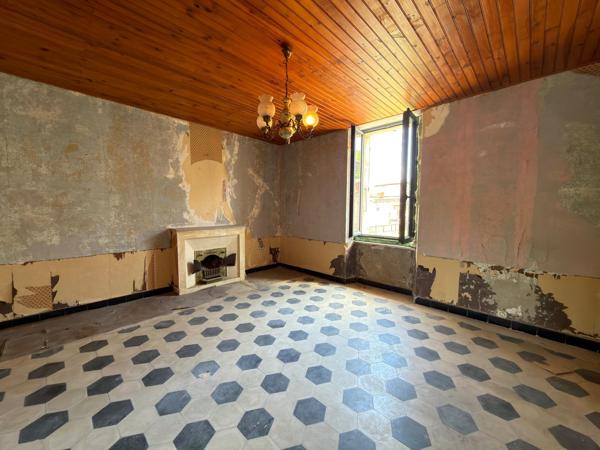 Maison à rénover avec terrain et garage à Bessèges
