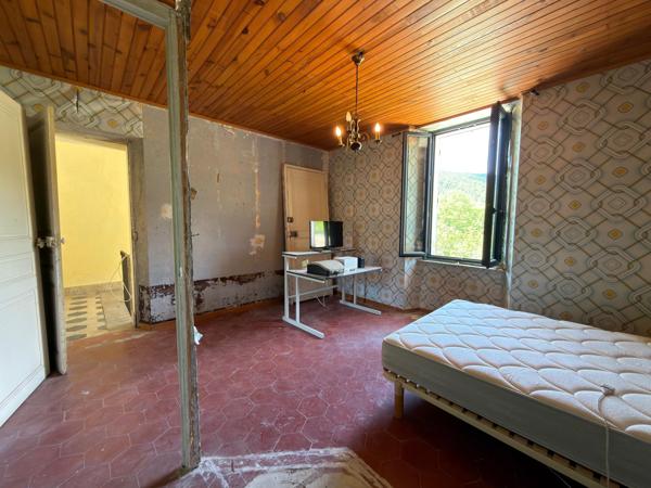 Maison à rénover avec terrain et garage à Bessèges