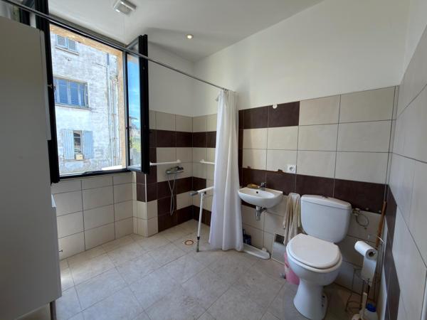 Maison à rénover avec terrain et garage à Bessèges