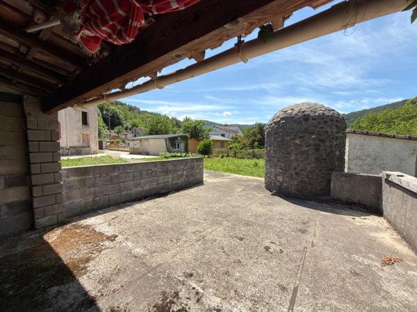 Maison à rénover avec terrain et garage à Bessèges