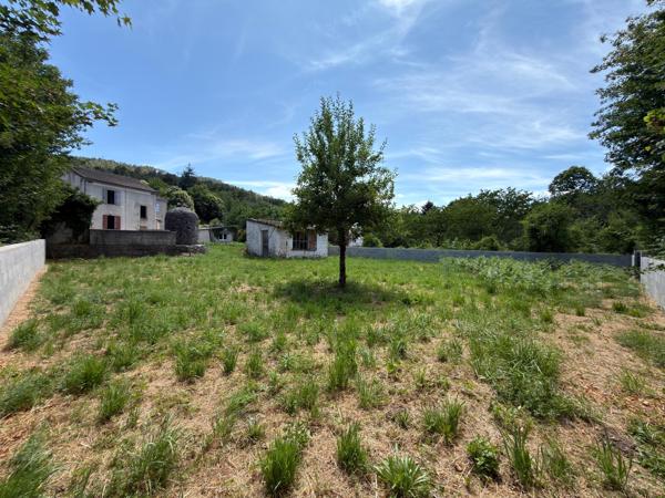 Maison à rénover avec terrain et garage à Bessèges