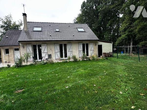 Dans un cadre boisé et calme, une maison individuelle entièrement rénovée comprenant au rez-de-...