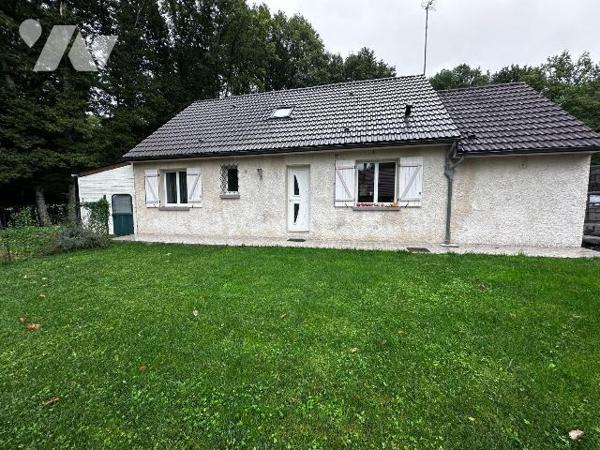 Dans un cadre boisé et calme, une maison individuelle entièrement rénovée comprenant au rez-de-...