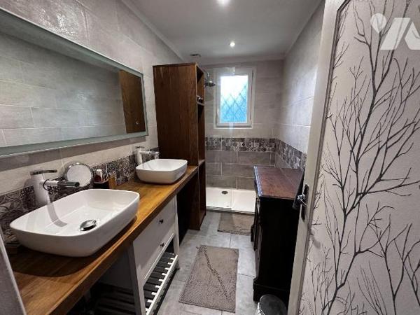 Dans un cadre boisé et calme, une maison individuelle entièrement rénovée comprenant au rez-de-...