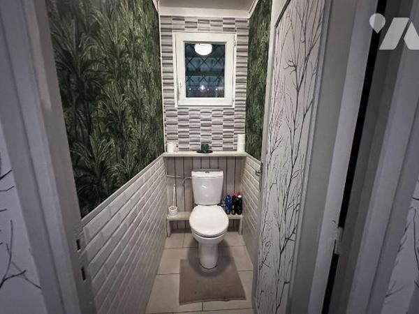 Dans un cadre boisé et calme, une maison individuelle entièrement rénovée comprenant au rez-de-...