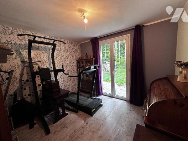 Dans un cadre boisé et calme, une maison individuelle entièrement rénovée comprenant au rez-de-...