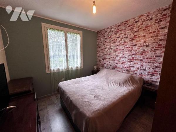 Dans un cadre boisé et calme, une maison individuelle entièrement rénovée comprenant au rez-de-...