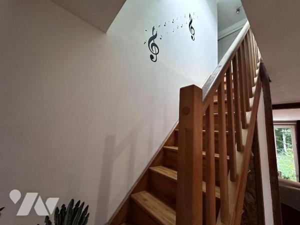 Dans un cadre boisé et calme, une maison individuelle entièrement rénovée comprenant au rez-de-...