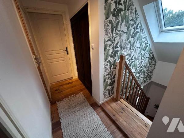 Dans un cadre boisé et calme, une maison individuelle entièrement rénovée comprenant au rez-de-...