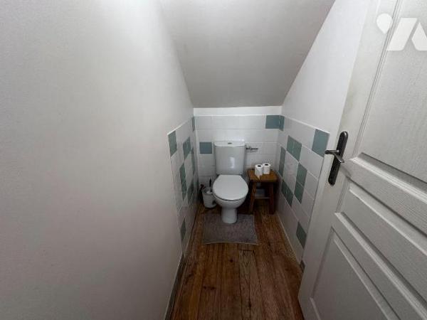 Dans un cadre boisé et calme, une maison individuelle entièrement rénovée comprenant au rez-de-...